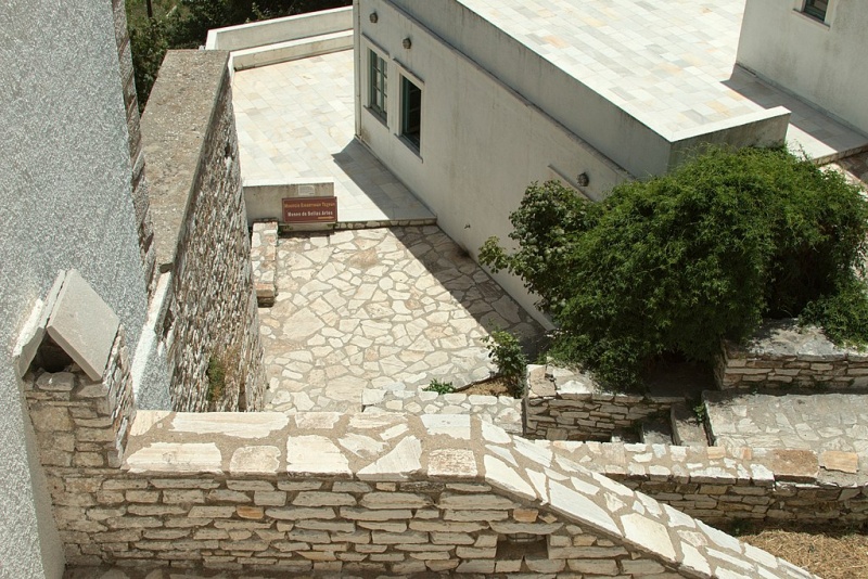 Soubor:To Geological Museum, Apeiranthos, Naxos, 176943.jpg
