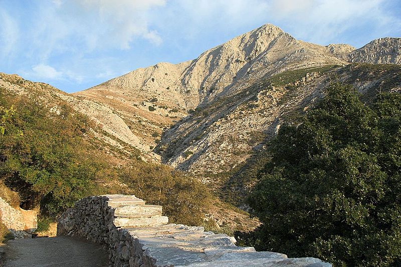 Soubor:Mount Zas from the source Arion, Naxos, 119613.jpg
