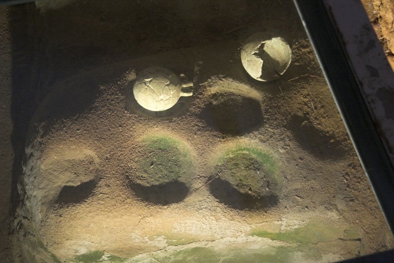 Soubor:Mycenaean Pottery workshop faience, Grotta Naxos 091435.jpg