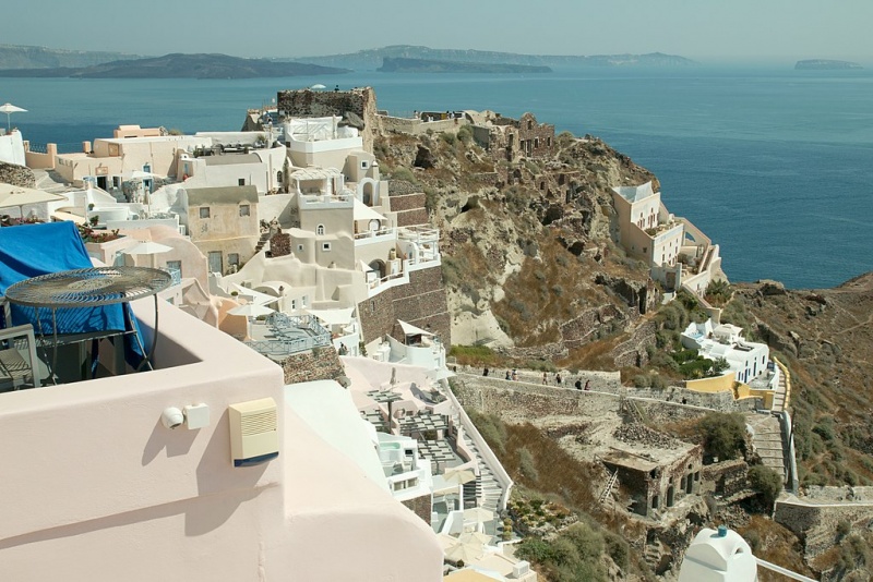 Soubor:Kastro of Oia on Santorini, 176682.jpg
