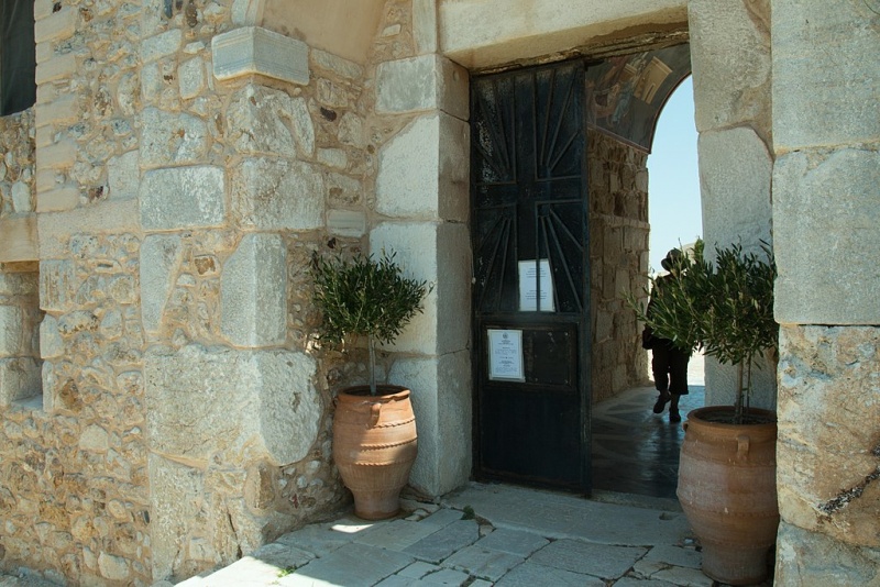 Soubor:Gate to Moni Zoodochos Pigi, Christian rebuilding of entrance to shrine Apollo sanctuary, Anafi, 176272.jpg