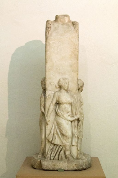 Soubor:Hekataion, dancing figures, Greek, 1 c AD, Marble, NG Prague, from Jindřichův Hradec, VP 753, 152150.jpg