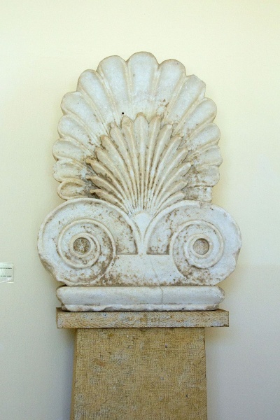 Soubor:Palmette marble 480 BC AM Paros A119144054.jpg