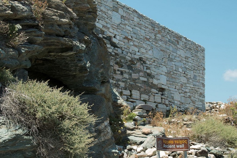 Soubor:Walls of the ancient city of Sifnos, ca 500 BC, 153483.jpg