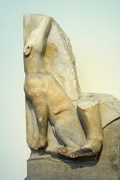 Soubor:Dog fragment stele 460 BC, NAMA 3205 102613.jpg