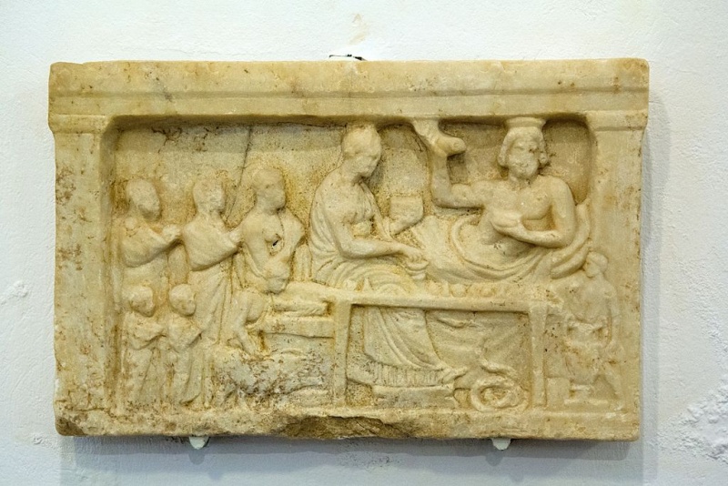 Soubor:Ancient Greek funeral relief, AM Apeiranthos,143672.jpg