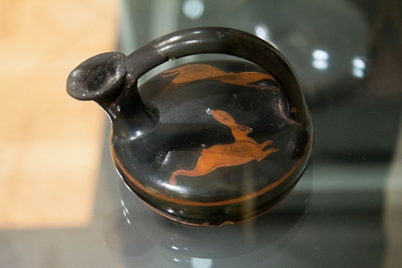 Soubor:Askos, dog chasing hare, 475-450 BC, Prague Kinsky, NM-HM10 2133, 142003.jpg