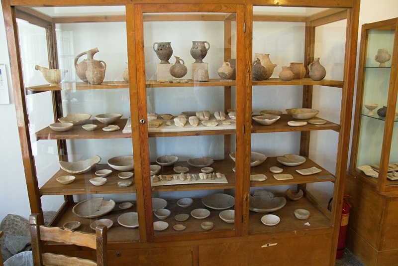 Soubor:Case 1 in Apeiranthos Museum, 143613.jpg