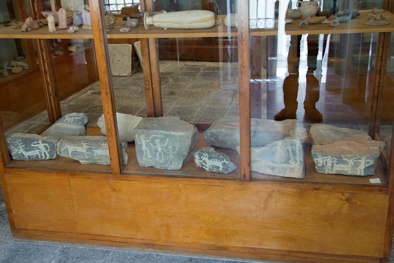 Soubor:Case 7 in Apeiranthos Museum, 143576.jpg