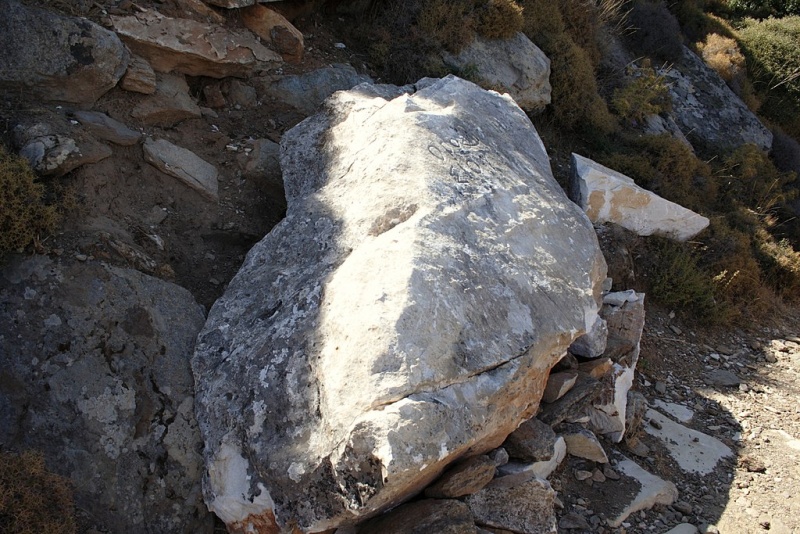 Soubor:Ancient Greek inscription, Boundaries of the sacred area of Zeus Pastoral, Naxos, Zas, 060755.jpg