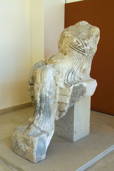 Soubor:Statue Artemis 485 BC AM Paros A162, 144043.jpg