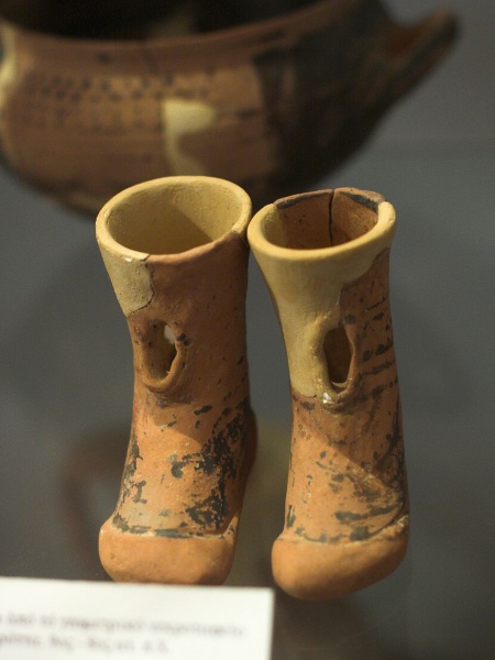 Soubor:Terracota boots geonmetric for statue- AM Naxos 110083.jpg