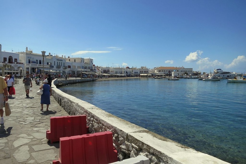 Soubor:Waterfront in Chora of Mykonos 13M223.jpg