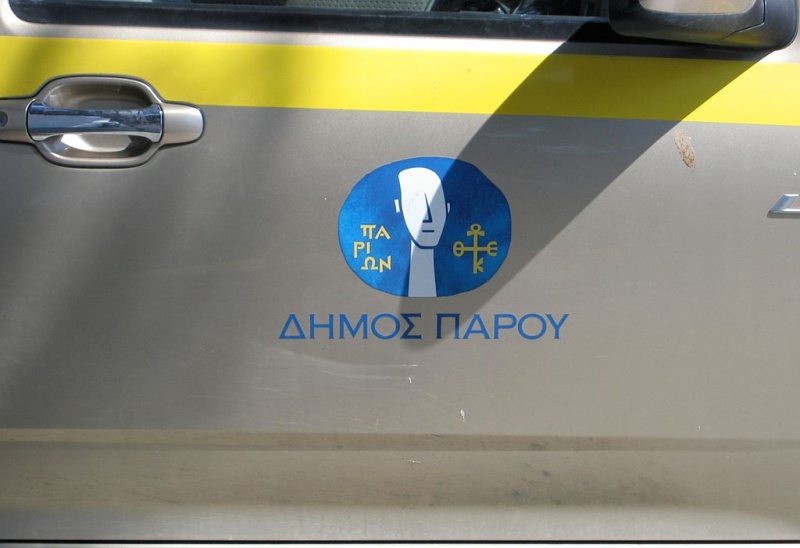 Soubor:Emblem of Paros on a taxi, 113652.jpg