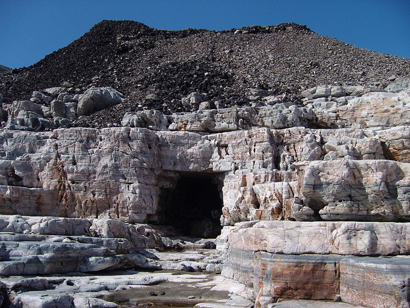 Soubor:Entrance of a mine in Sifnos.JPG