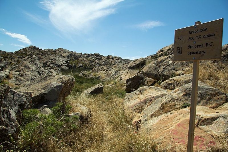 Soubor:Geometric cemetery near Chimaros, Naxos, path, 143733.jpg
