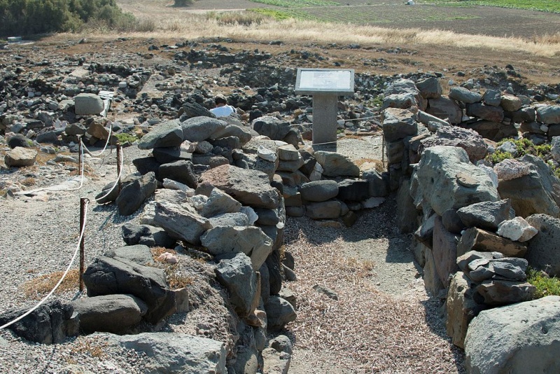 Soubor:Eastern part of the archaeological site at Phylakopi, 153156.jpg