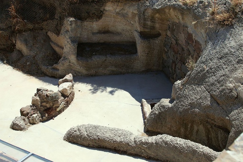 Soubor:Catacombs of Milos, exterior, 152707.jpg