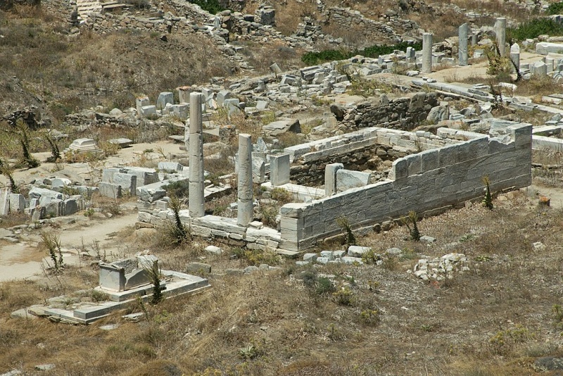 Soubor:Temple and altar Hera Delos, 177204.jpg