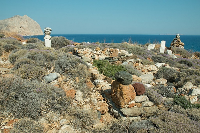 Soubor:1024px-Ancient navigation signs above ancient port Anafi, 176373.jpg