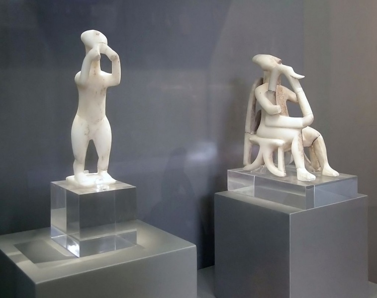 Soubor:Cycladic idol 03 2 retouched.jpg