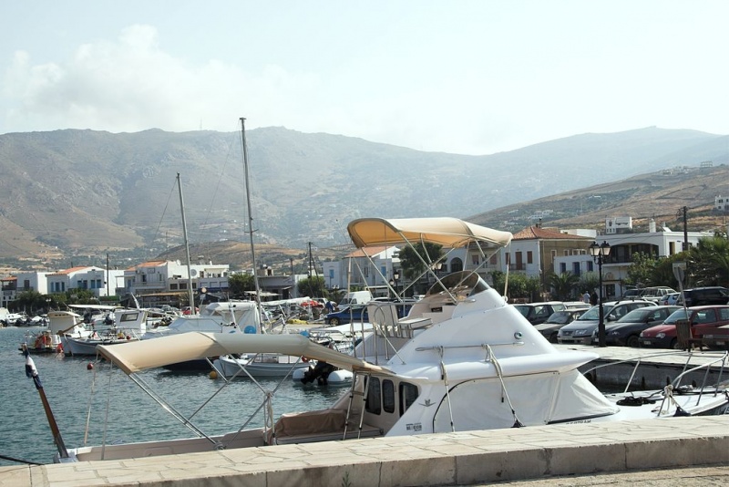 Soubor:Gavrio, yachts, fishermen, 090708.jpg