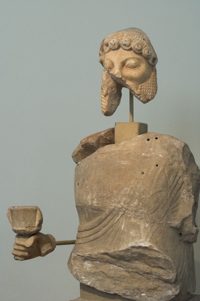Soubor:Statue Dionysus 6 c BC, NAMA 3074 102573.jpg