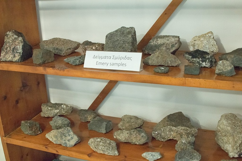 Soubor:Emery samples, Geological Museum Apeiranthos, 176932.jpg
