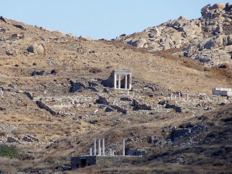 Soubor:Delos Heiligtum der ägyptischen Gottheiten 03.jpg