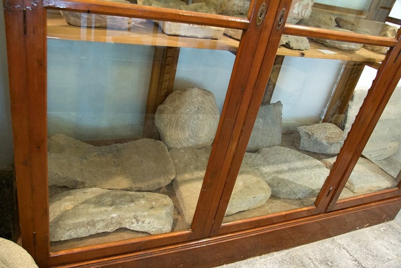 Soubor:Case 9 in Apeiranthos Museum, 143663.jpg