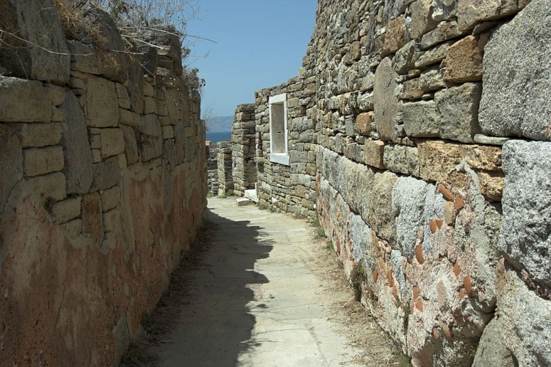 Soubor:House of Trident Delos, street window 102273.jpg