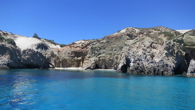 Soubor:Beach on south coast of Milos, 15M5993.jpg