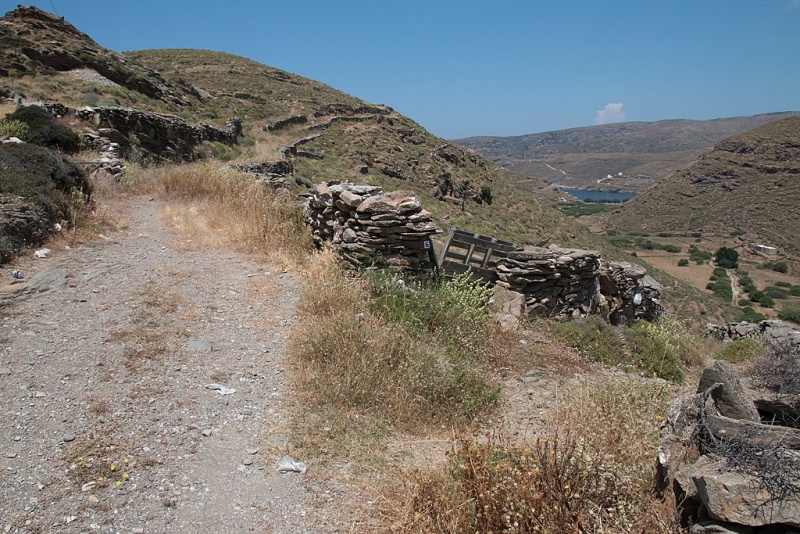 Soubor:Way to Vryokastro, Kythnos, 190223.jpg