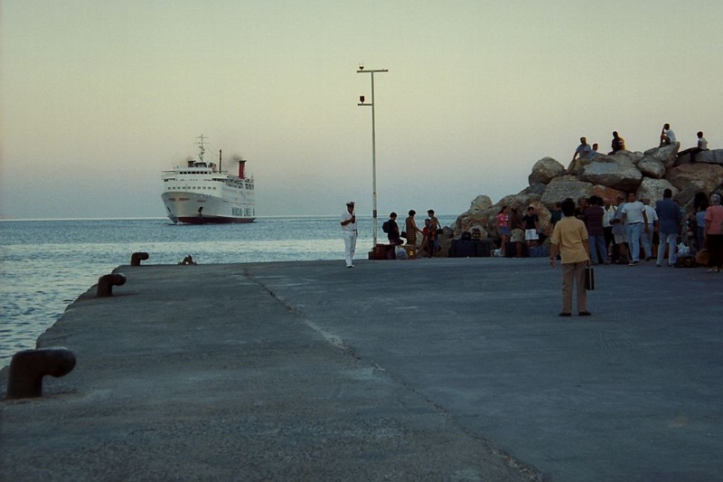 Soubor:Astypalaia, Port under Chora, Asty68x.jpg