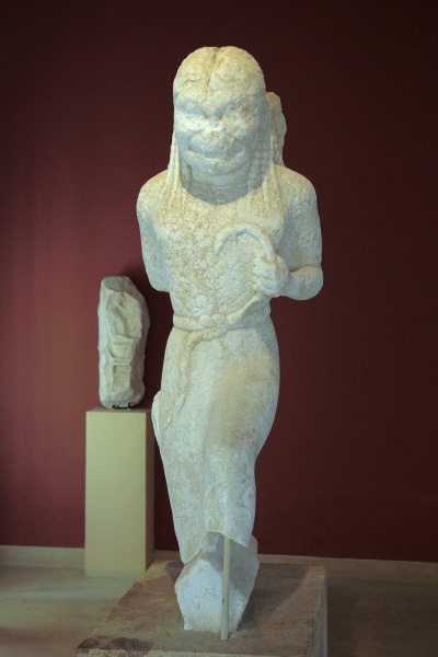 Soubor:Gorgon statue 550 BC AM Paros A1284 075942.jpg