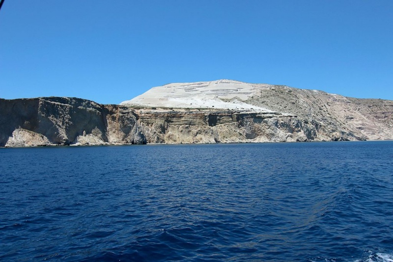 Soubor:Quarry near Tsighrados, Milos, 152800.jpg