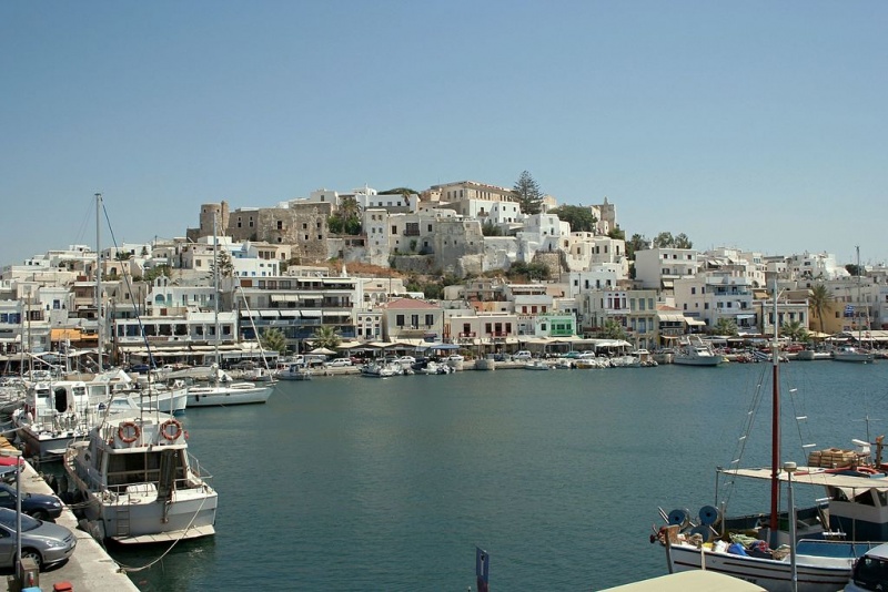 Soubor:Chora of Naxos from Harbour, 060450.jpg