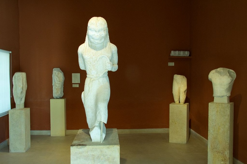 Soubor:Hall with Gorgon, AM Paros, 144077.jpg
