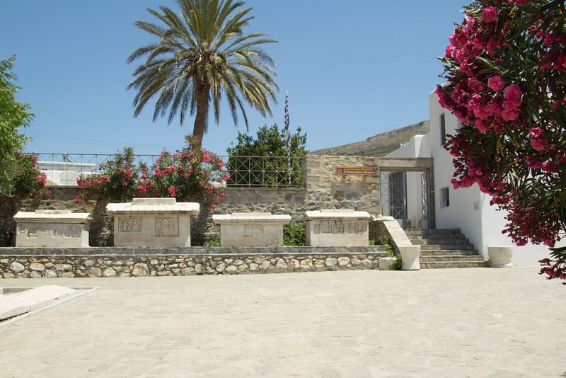Soubor:Entrance and sarcophagi, AM Paros, 144092.jpg