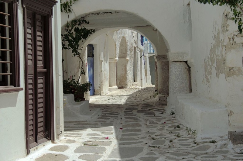 Soubor:Alley near Kastro, Paroikia, Paros, 075820.jpg