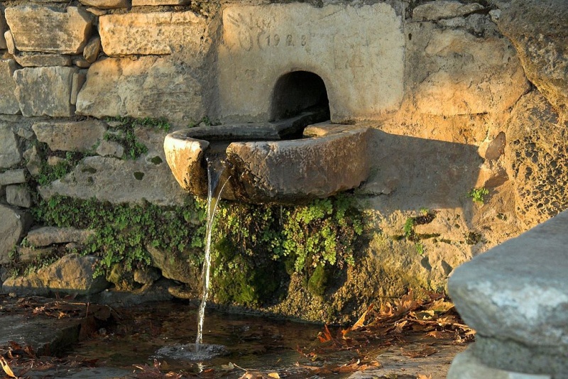 Soubor:Fountain of Arion, Zas mountains, Naxos, 119620.jpg