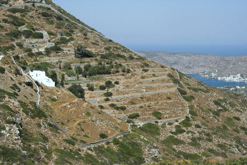 Soubor:Moni Agios Georgios Varsamitis Amorogos 091287.jpg