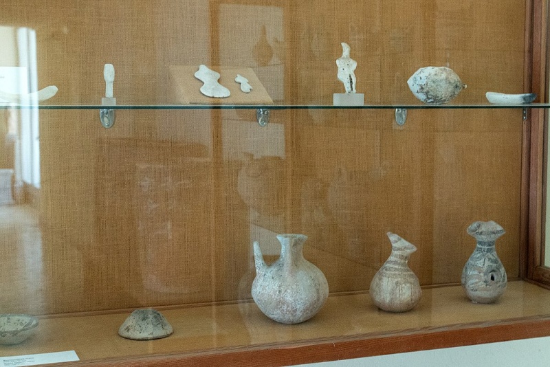 Soubor:EC figurines and MC pottery, AM Fira, 176718.jpg