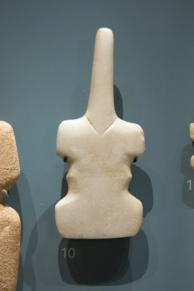 Soubor:Violin-shaped Cycladic figurine, 3200–2800 BC, AshmoleanM, AE 415, 142398.jpg