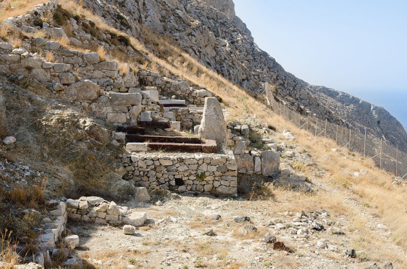Soubor:2012 - Sanctuary of Aphrodite - Ancient Thera - Santorini - Greece - 01.jpg