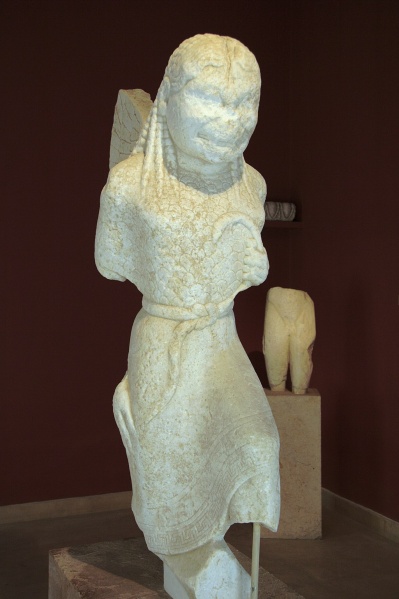 Soubor:Gorgon statue 550 BC AM Paros A1284 075986.jpg
