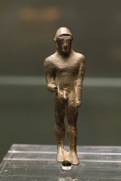 Soubor:Young man (kouros) with conical cap, small bronze, Etruria, early 5th c BC, Prague, NM-H10 1231, 151386.jpg
