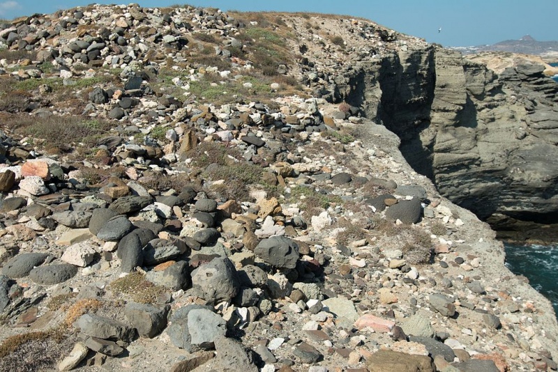 Soubor:Phylakopi archaeological area, top of cliff, 153184.jpg