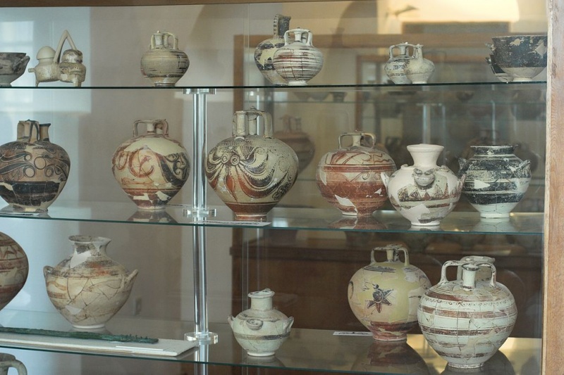 Soubor:Pottery late Mycenaean AM Naxos 110072.jpg