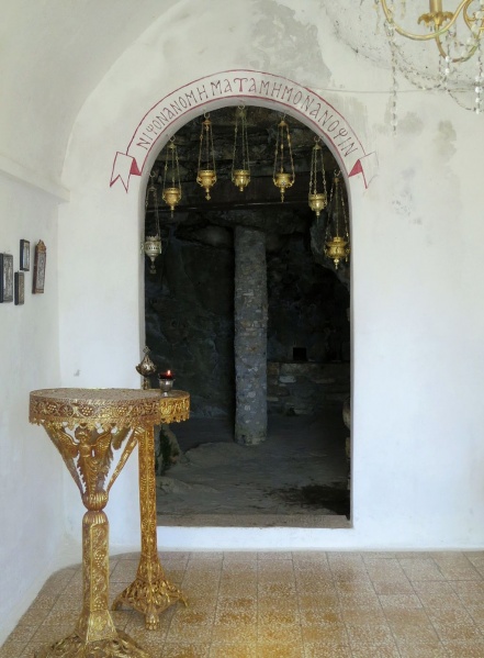 Soubor:Argokiliotissa Chapel with cave, entrance 13M343.jpg